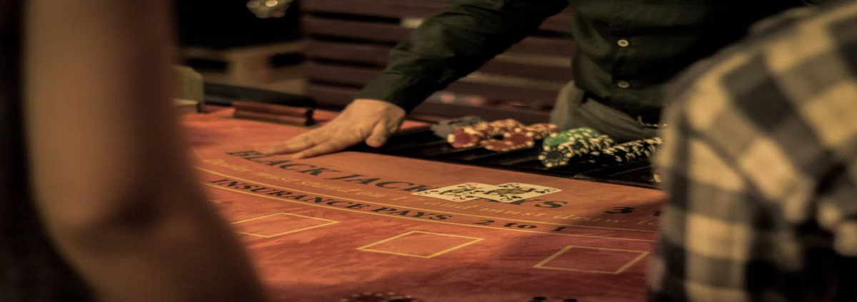 En France, l'âge légal pour entrer et jouer au casino est 18 ans, interdisant l'accès aux mineurs.