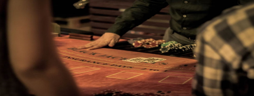 En France, l'âge légal pour entrer et jouer au casino est 18 ans, interdisant l'accès aux mineurs.